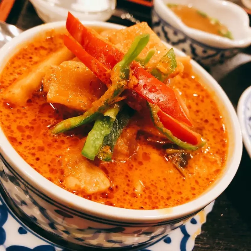 甘辛いレッドカレーがクセになる！ 1枚目