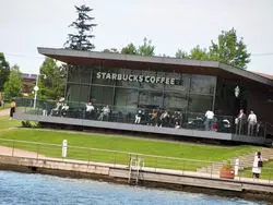 景色が美しいスタバが話題♡水と緑あふれる公園を散歩しよう♪