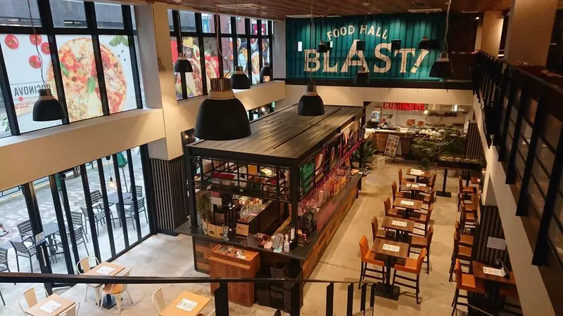 お昼の軽く1杯からしっかりランチまで堪能できる!居心地のよい大人のフードコート 2枚目