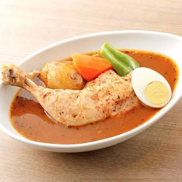 7. 骨付きチキンが大迫力のスープカレーを下北沢で「カレー食堂 心」 1枚目