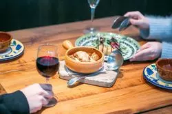 彼とのちょい飲みにもぴったり。KIHACHI 青山店で味わうおしゃれな料理
