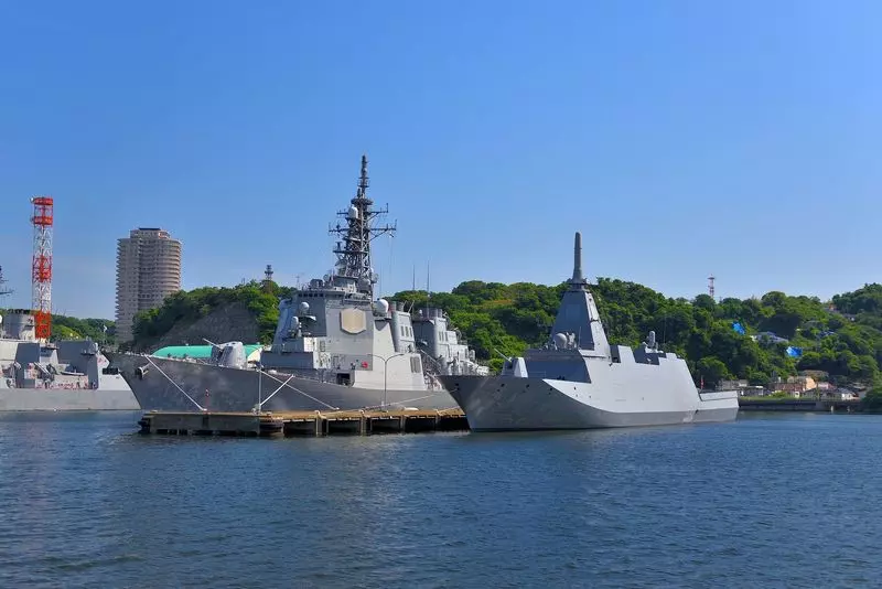 20. 重厚感のある軍艦を間近で見られる「YOKOSUKA軍港めぐり」 1枚目