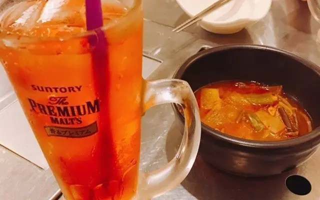 8. 新大久保の小さな韓国料理屋で練炭サムギョプサル!【ヤキハンキ】 1枚目