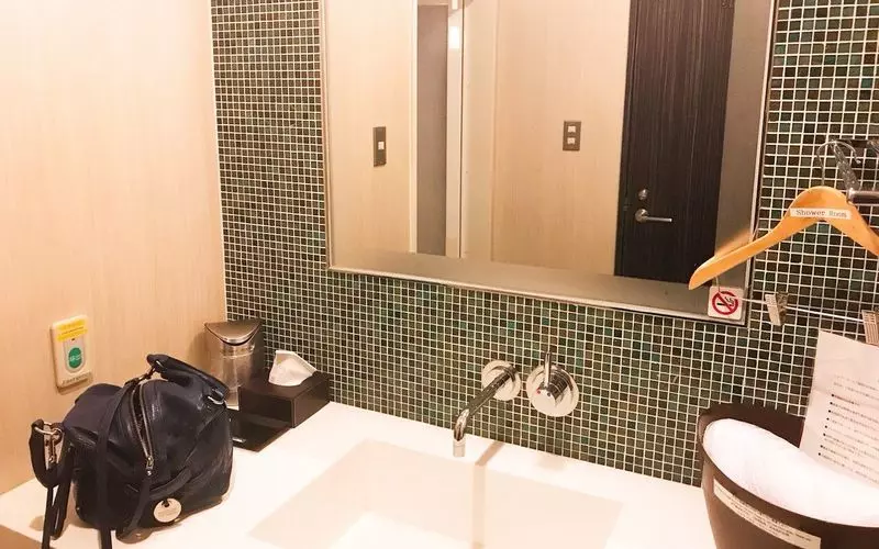 羽田空港2階の到着ロビーでも寝られる 2枚目