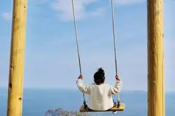 絶景カフェ×ブランコ×花！熱海の名所 アカオハーブローズガーデン