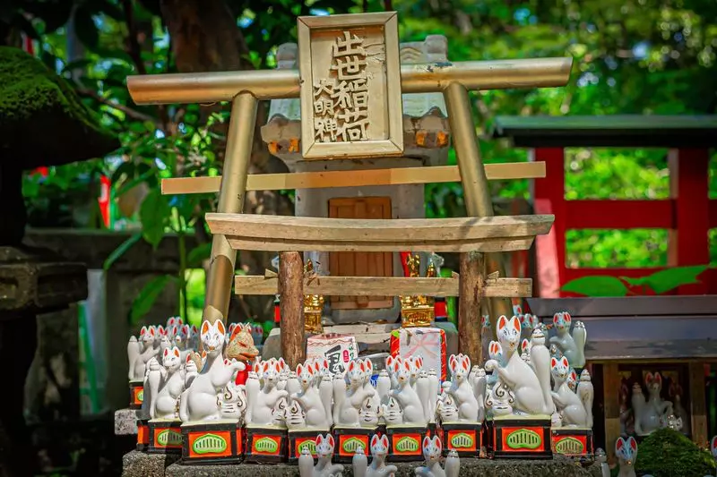10. 佐助稲荷神社｜赤い鳥居とたくさんの狐が立ち並ぶ神社 2枚目