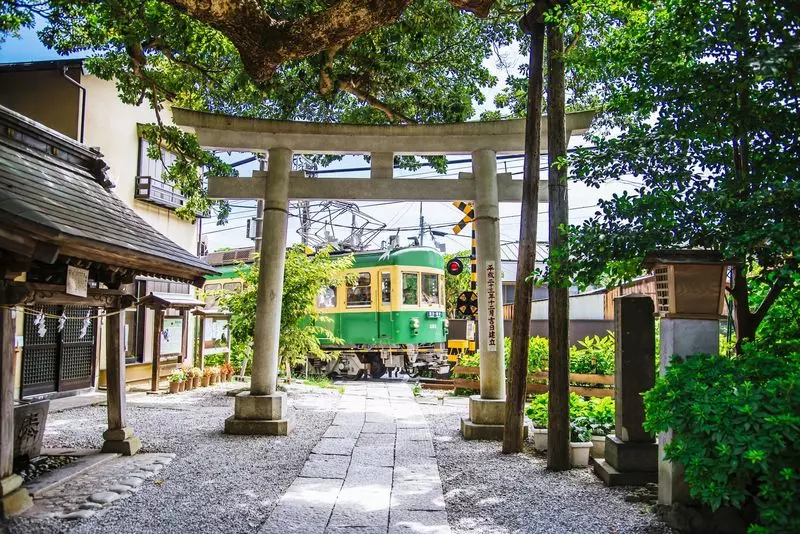 23. 御霊神社｜江ノ電が目の前に走る神社 1枚目
