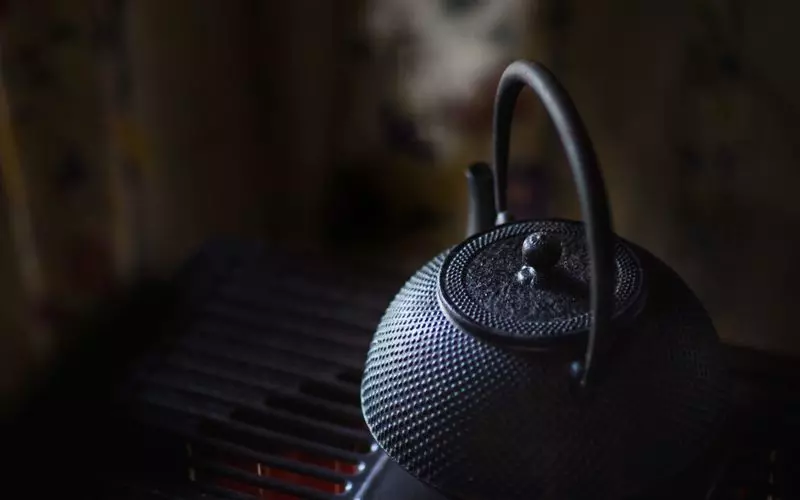 8. 岩手県の有名伝統特産品「南部鉄器」 1枚目