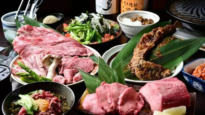 みんなでもりもり食べたいときにはこれ！焼肉×もつ鍋定番コース　 2枚目
