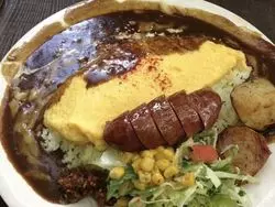 まるで秘密基地。木に囲まれた人気のカレーショップ！
