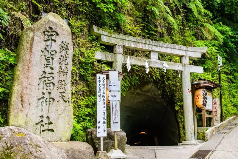 8.  銭洗弁財天宇賀福神社｜鎌倉の人気デートスポットで金運のご利益を願おう 1枚目