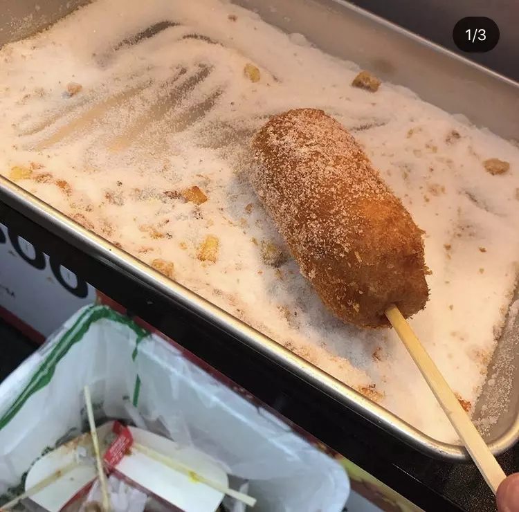 スタンダードなチーズホットドックに砂糖をたっぷりかけて食べられる！ 2枚目