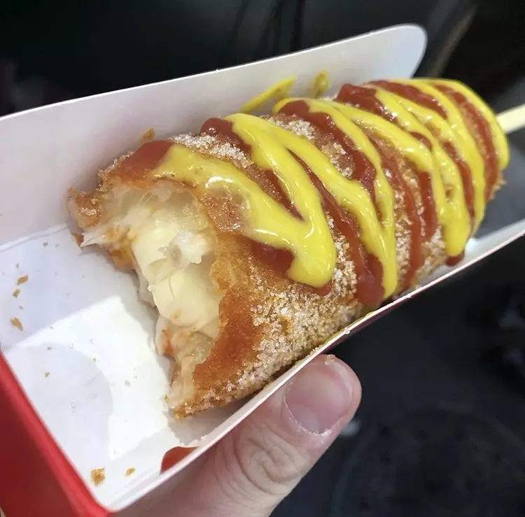 スタンダードなチーズホットドックに砂糖をたっぷりかけて食べられる！ 1枚目