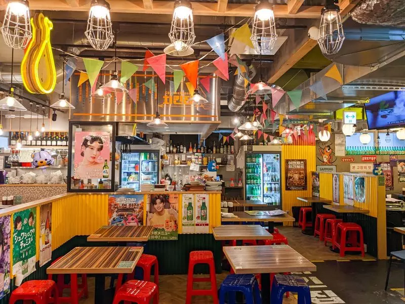 新大久保の新定番グルメスポット！韓国料理専門店が軒を連ねる『新大久保 韓国横丁』【PR】 1枚目