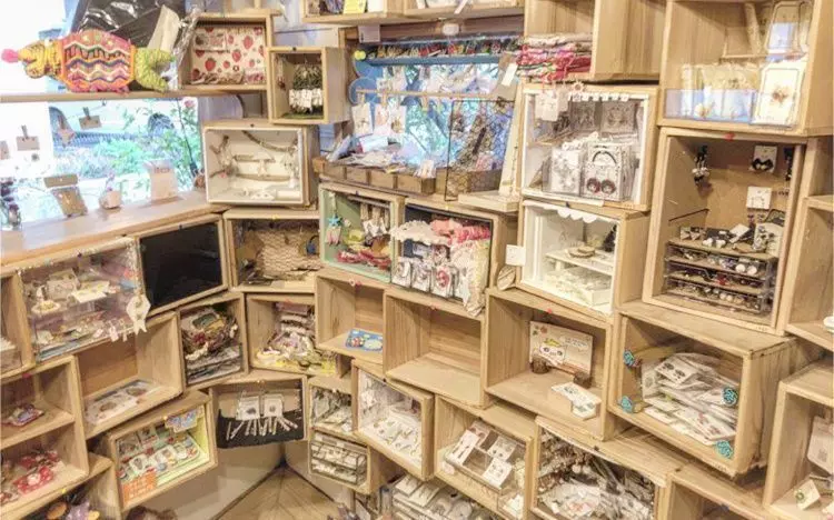 かわいいハンドメイド雑貨だらけのショッピングデート 1枚目