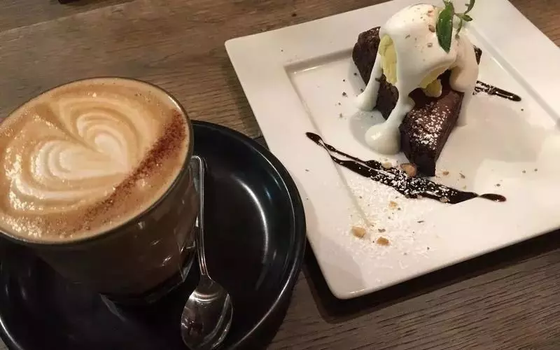 名物とろけるメルトチーズドライカレーは必見!スイーツメニューも充実 2枚目