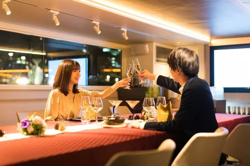 ラグジュアリーな貸切クルージングでランチ!特別感のあるランチ会や宴会を楽しめる【KPGリバークルーズ】PR 2枚目