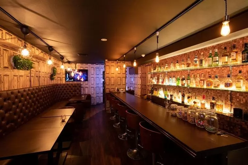 新橋で楽しく飲みたいならここ！ダーツやカラオケもできる「Bar 9」PR 1枚目