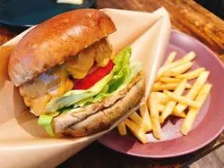 【石川・加賀】片山津温泉でフォトジェ肉？！な大満足ハンバーガー