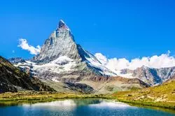 【一度は訪れたい絶景】観る人の心を奪う魔性の山、時間と共に移ろう姿