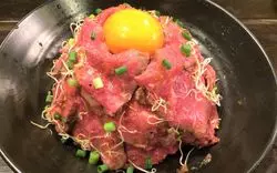 新宿ランチにローストビーフ丼は外せない♪フォトジェニック丼4選