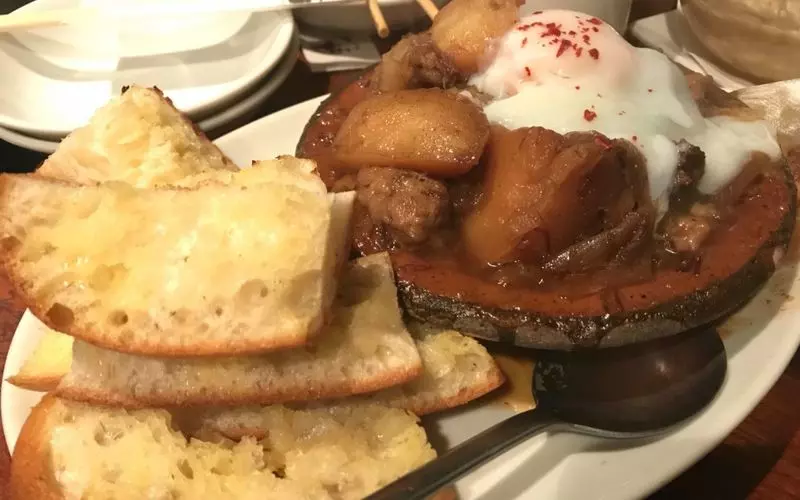 お酒との相性抜群な「洋風の肉じゃが」を下北沢の居酒屋で♪ 1枚目