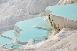 【一度は訪れたい絶景】空の色を映す純白の温泉地パムッカレ