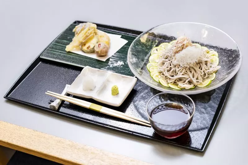 夏の食欲をそそる「すだちそばと季節野菜天ぷら御膳」 1枚目