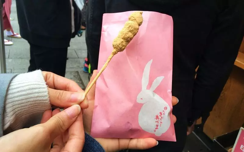 6. 浅草うまいもん あづま|仲見世通り定番のひと口きび団子 1枚目