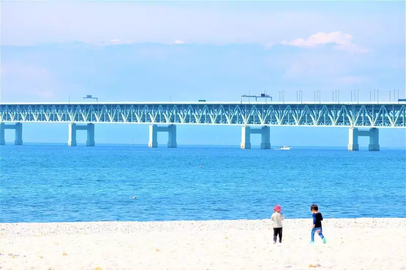 2. 泉南マーブルビーチ|真っ白な砂浜と青い海のコントラストが美しい! 1枚目