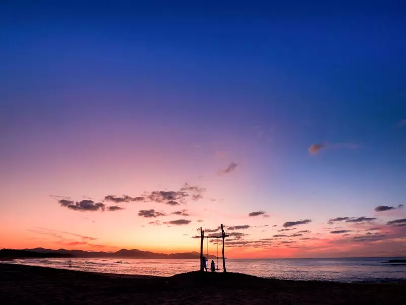 6. 夕日ヶ浦海岸|ピンクがかった美しい夕景がインスタ映えばっちり!ビーチブランコはカップルにおすすめ 1枚目