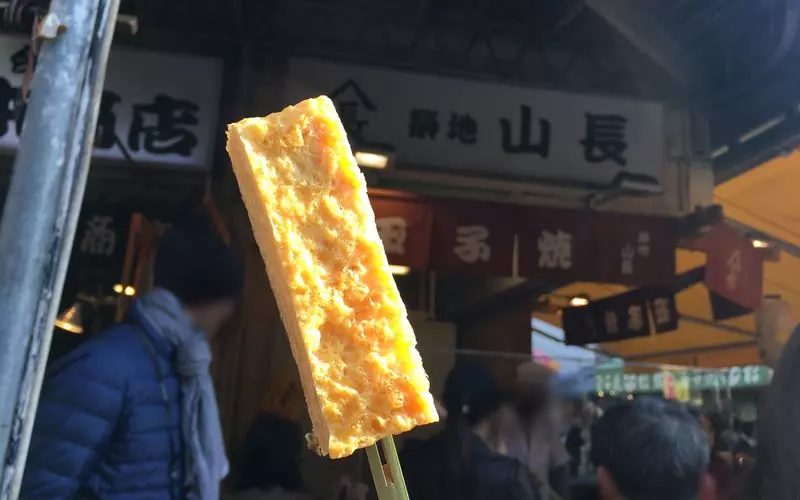 行列必至の人気店！観光の食べ歩きには「築地 山長」 2枚目