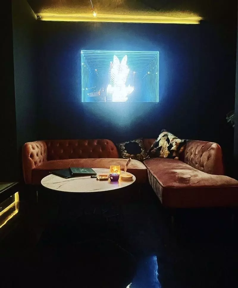 新宿のホテルラウンジのようなバーでまったりデート「PukuPuku NEON 新宿店 Shisha & Poker」PR 1枚目