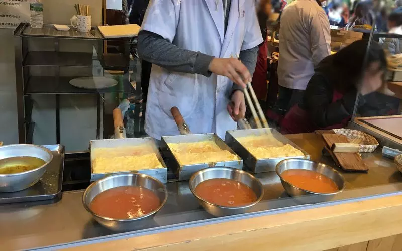 行列必至の人気店！観光の食べ歩きには「築地 山長」 1枚目