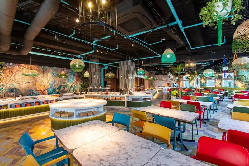 沖縄料理をベースにブッフェ形式で愉しめるライブ感のあるレストラン 1枚目