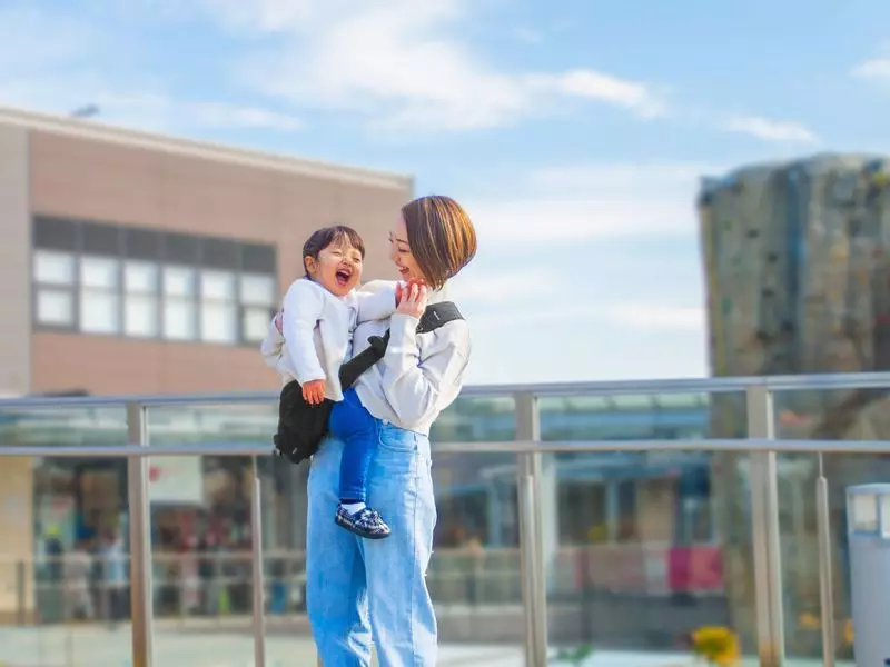 お出かけはこれ1つでOK！荷物をまとめて収納できるショルダーバッグの2WAY仕様 1枚目