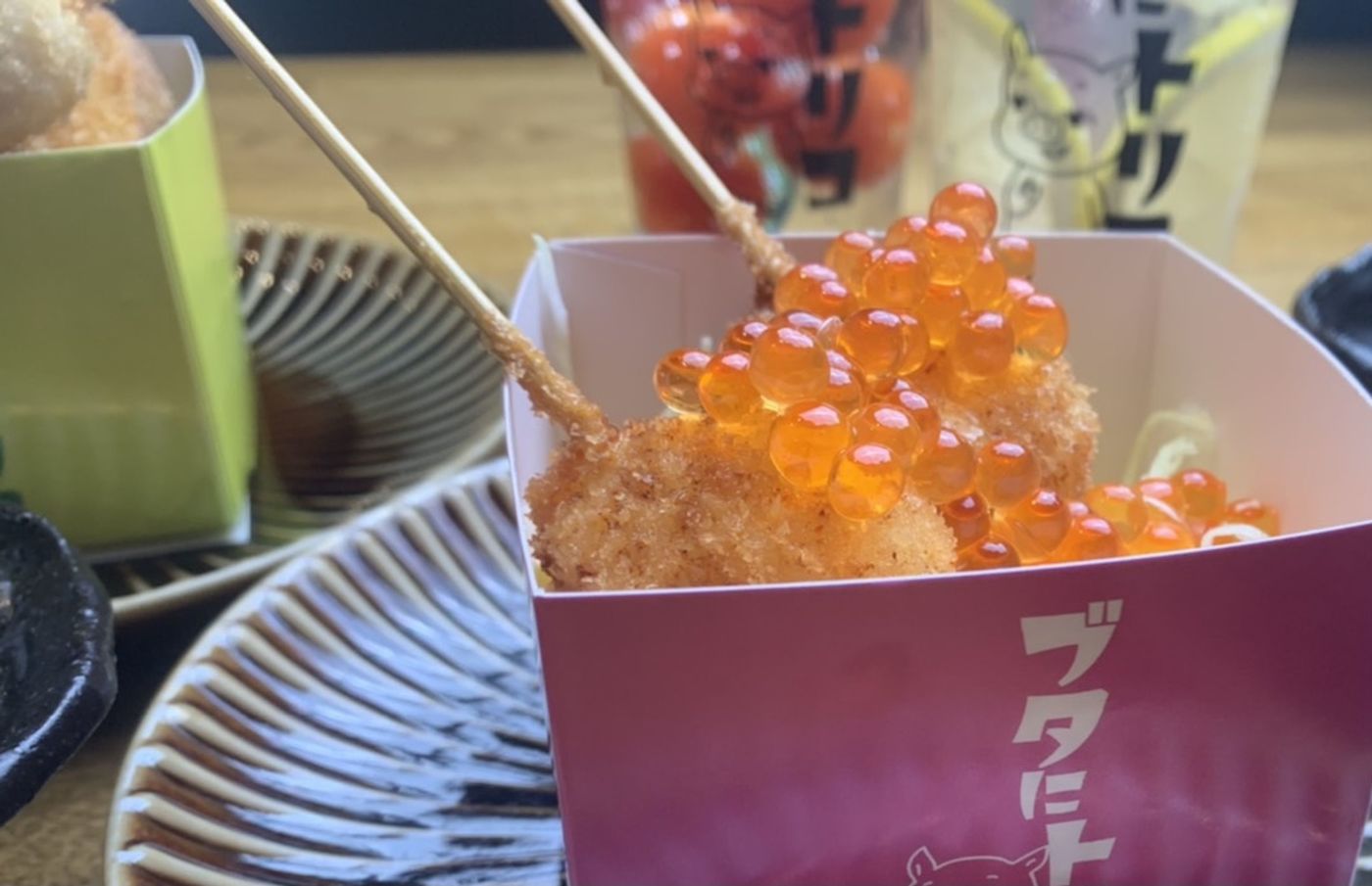 ▲かわいいBOXに入って運ばれてくる、イブ美豚の串カツ