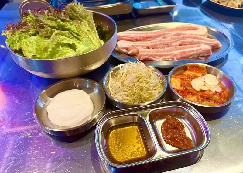 本場の韓国気分が楽しめる！こだわりのサムギョプサル【小さな韓国あぷろ 東京浅草店】（PR） 2枚目