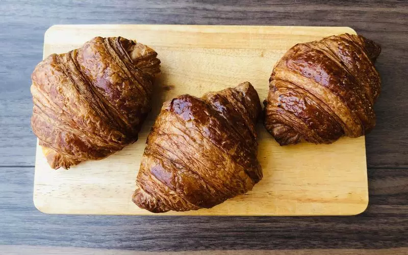 こだわりのバターを使用した、クロワッサンを食べ比べ! 1枚目