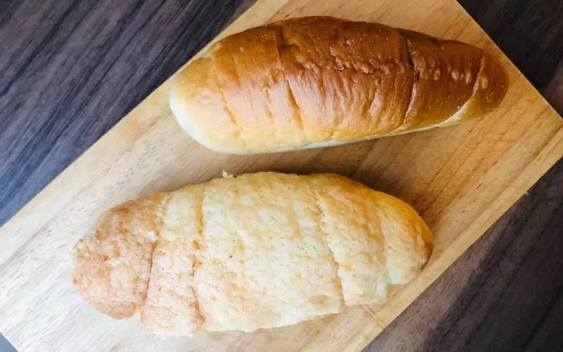 筆者が購入したのは「塩パン」と「塩メロンパン」! 1枚目