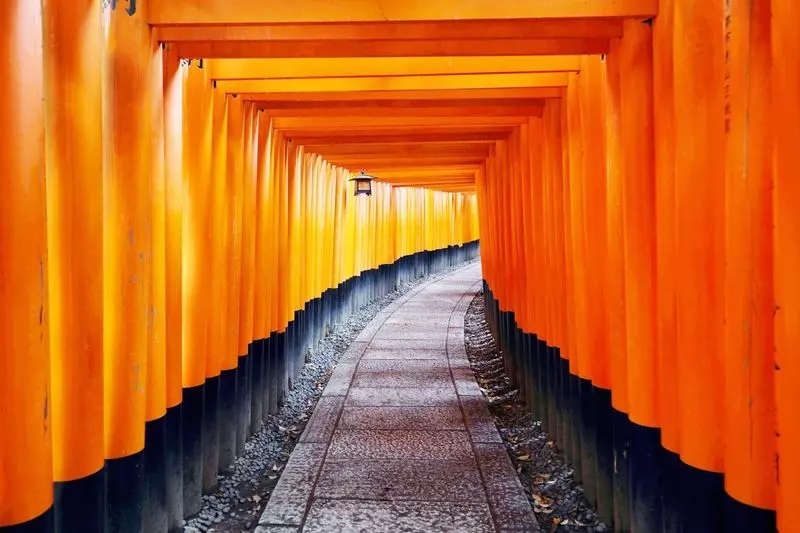 13. 伏見稲荷大社｜色鮮やかな千本鳥居と一緒に写真を撮ろう！ 1枚目