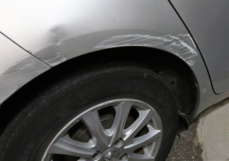 車の傷を直す方法を紹介！おすすめの傷消し剤や修理費用・プロに任せる基準を解説 | aumo[アウモ]