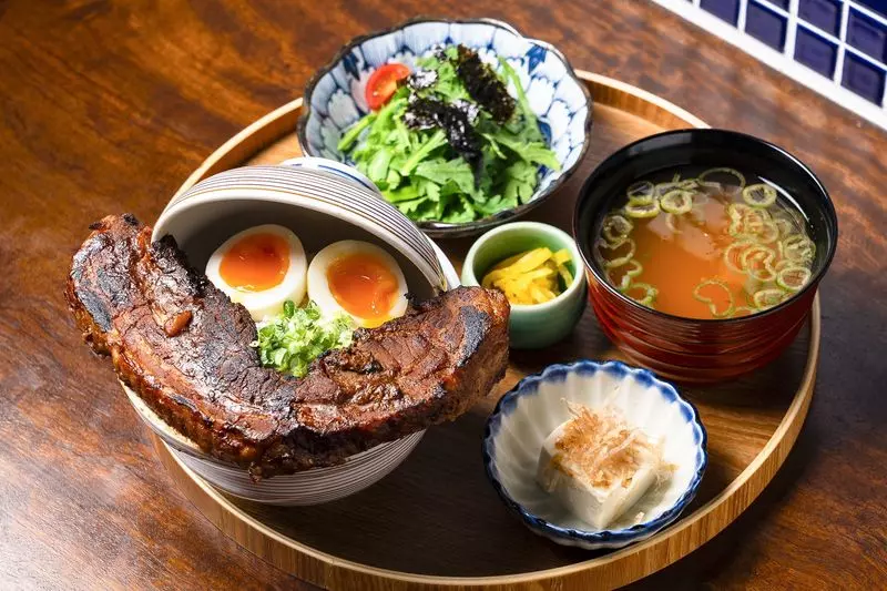 おすすめメニュー「とろけるスマイル味噌角煮丼」「京都宇治抹茶フォンデュ」を紹介！ 1枚目