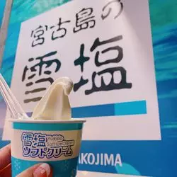 那覇で新感覚スイーツ「雪塩ソフトクリーム」お塩かけて召し上がれ♡