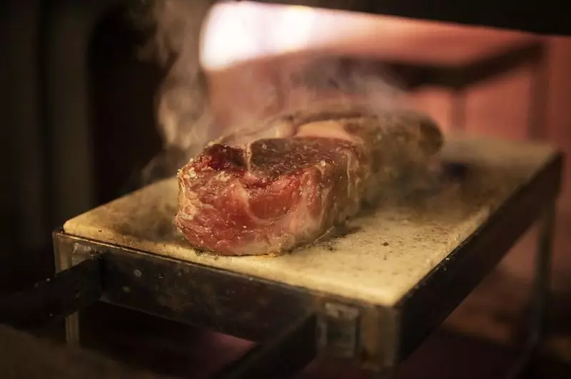 厳選国産牛を400度の高温で焼き上げる！ 1枚目