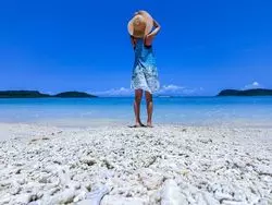 旅情のクライマックスを。ここ、極上のアイスブルーが広がる「イダの浜」で♡