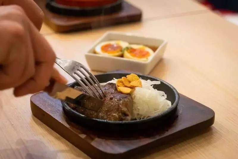 名物のビフテキをはじめとしたコスパも味もよいメニュー 1枚目