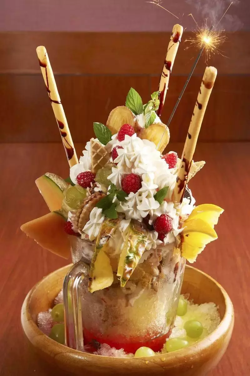南国感溢れるオリジナルカクテルや巨大パフェが人気！ 2枚目