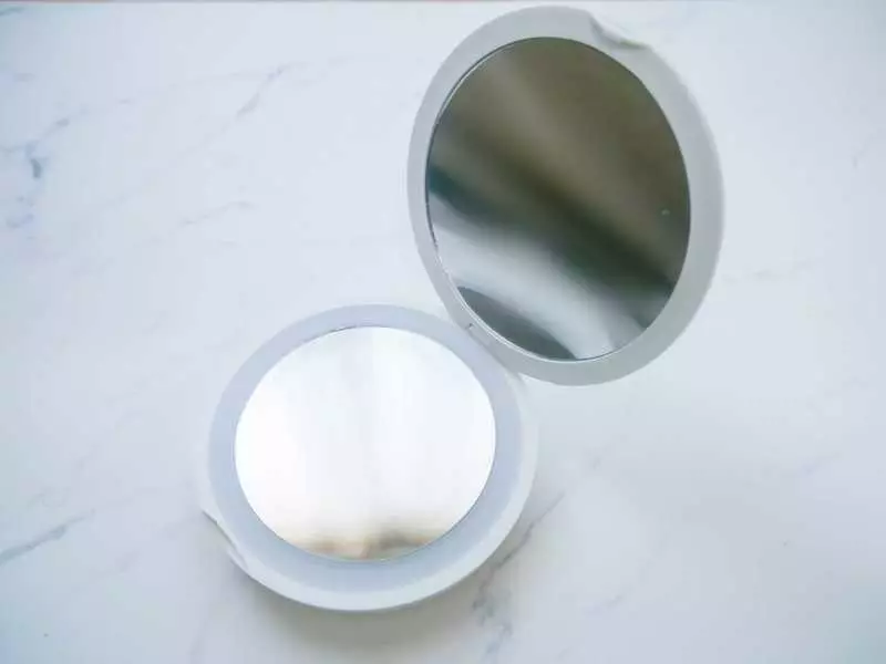 25. LED付きミラー｜330～550円（税込） 1枚目