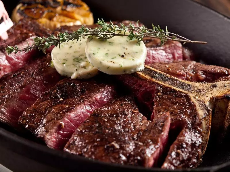 自慢のステーキとポップオーバーを味わおう 1枚目